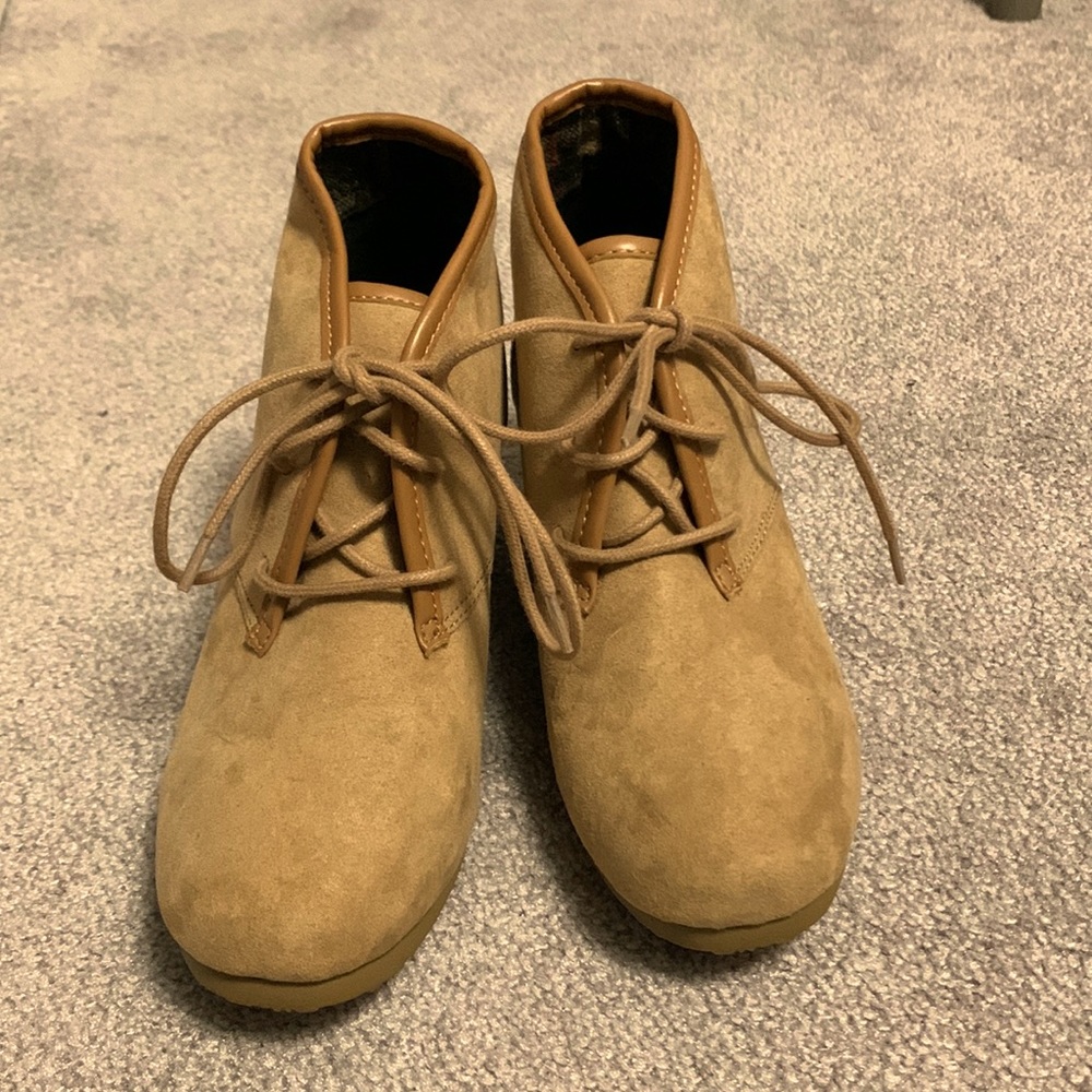 Wedge heeled shoes